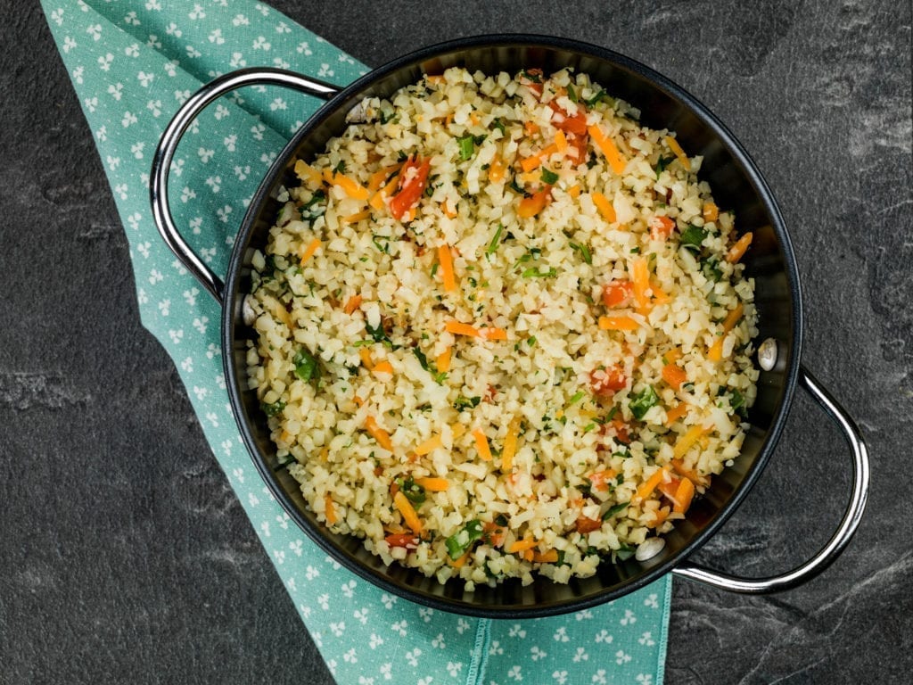 rijst van bloemkool in de wok