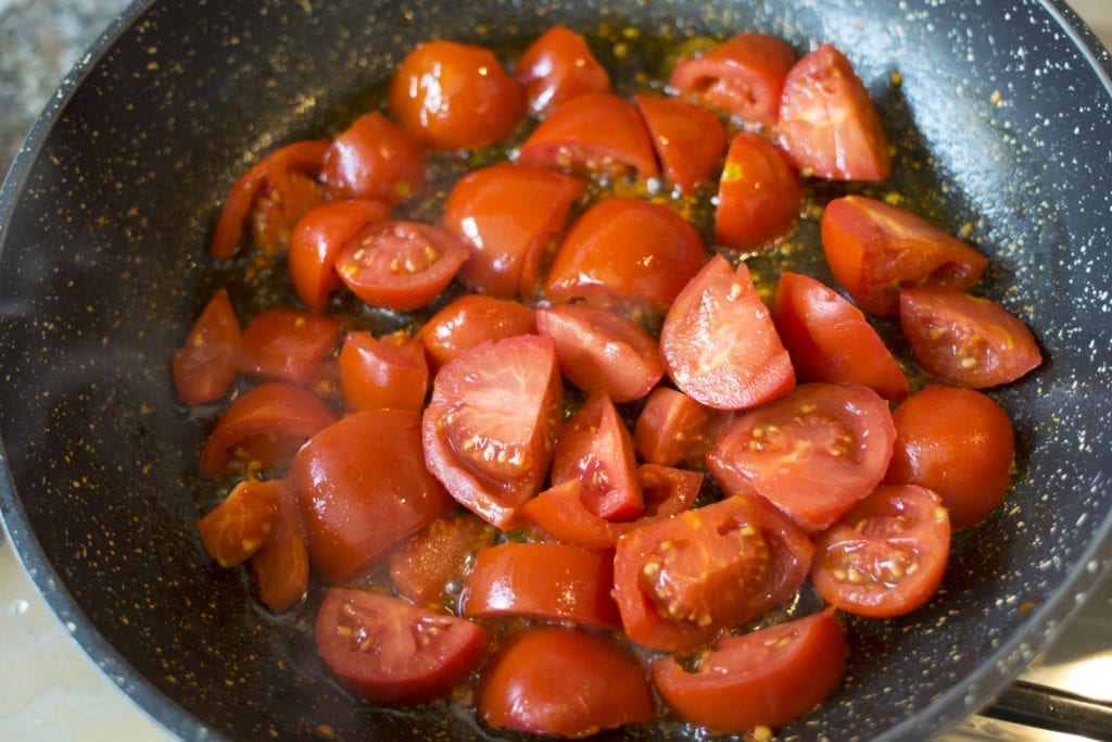 tomaten in wok
